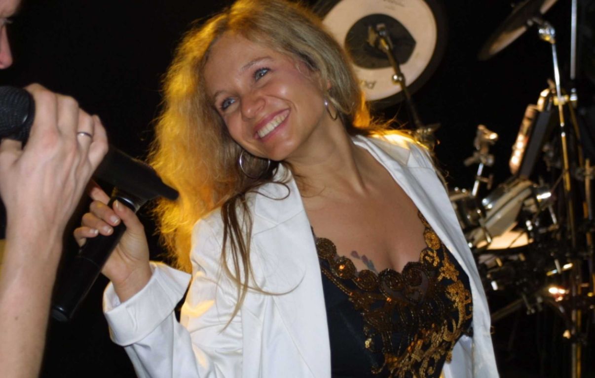 Petra bei einem Auftritt mit Band